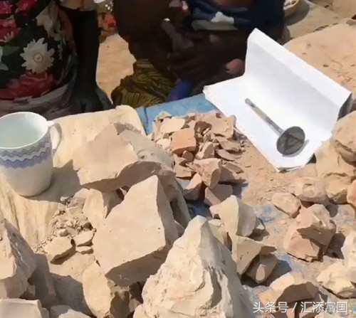 非洲孕妇眼中的美食：富含多种矿物元素的黏