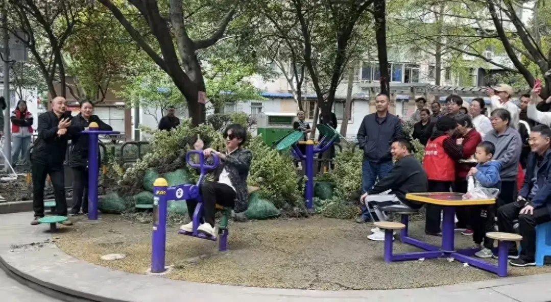 成都玉林七巷健身器材火爆上线，高科技互动
